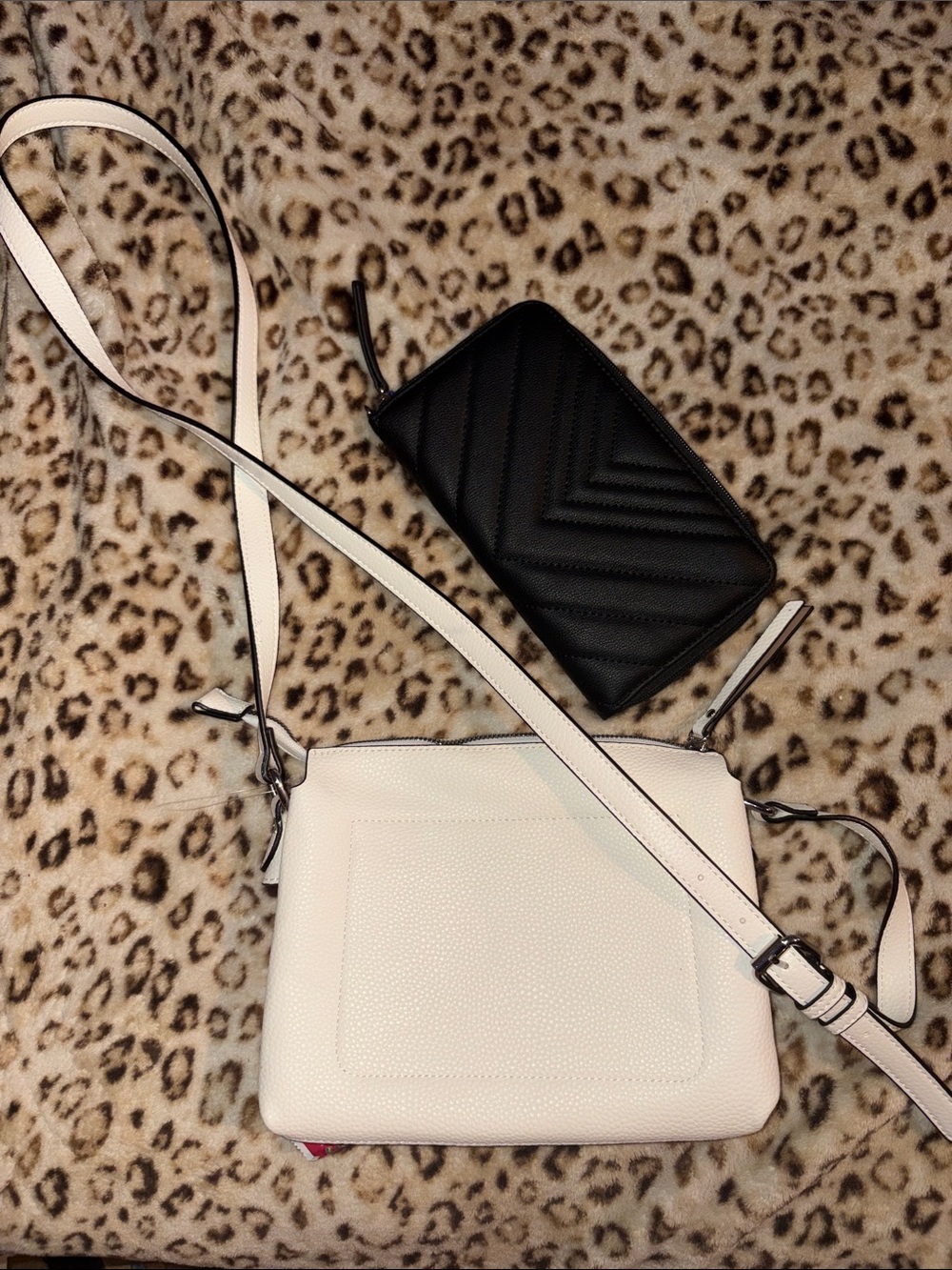 Source Unknown Cream Crossbody Bag with Black Quilted Wallet